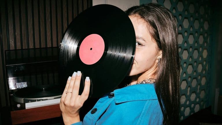The Rise of Vinyl in 2025: A Retrospective Resurgence or an Industry Staple?