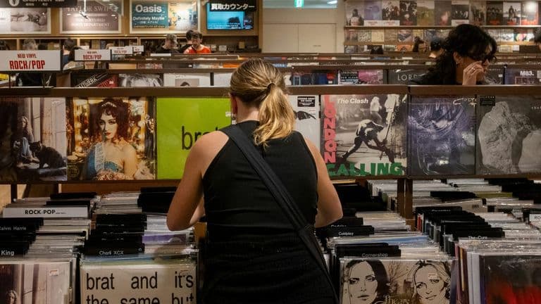 CD Sales Decline as Streaming Subscriptions Surpass 105 Million, Signaling a Shift in Music Consumption