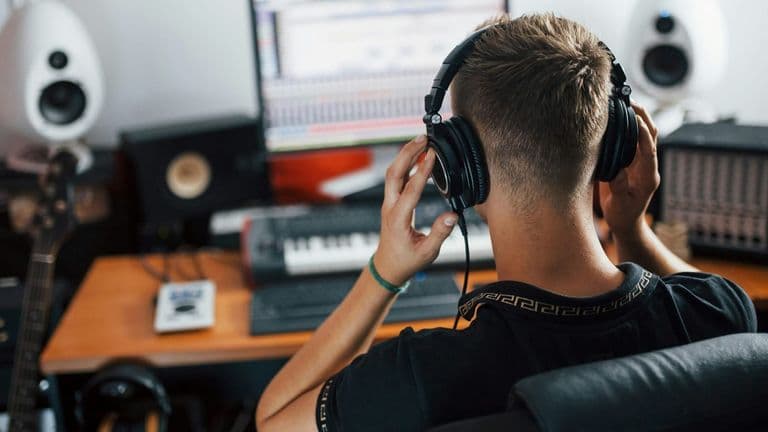 The Growing Role of AI in Music Production: A Blessing or a Curse?
