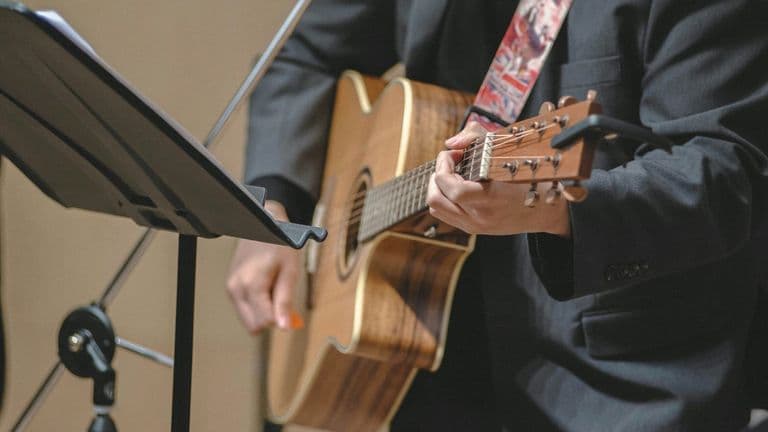 Billy Strings Honors Late Mother Mid‑Performance in Kentucky Tribute